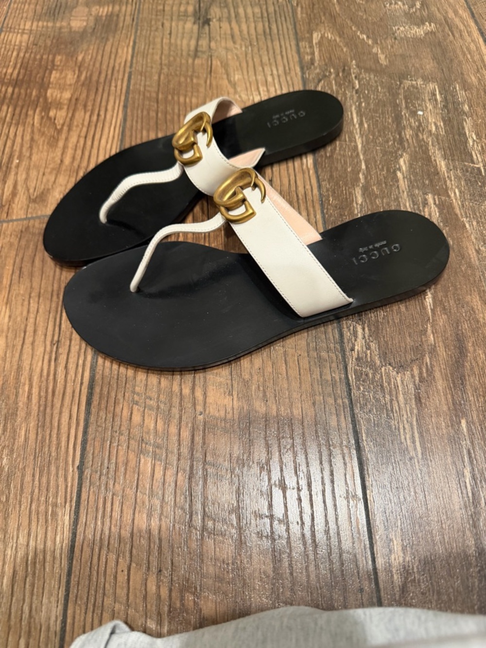 Gucci Cream Leather Thong Sandals with Gold Double G - Picture 3 of 3